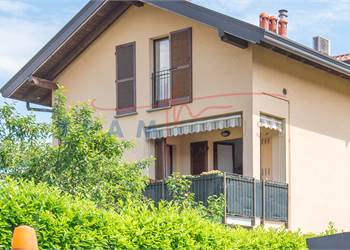Lurago D'Erba, grazioso trilocale con terrazzino 